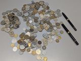 beaucoup de pièces et un stylo sur la table