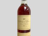 l'image d'une bouteille de vin posée sur une table