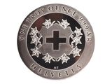 une pièce d'argent sur laquelle figure une croix, sur fond blanc