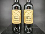 deux bouteilles de vin posées sur une boîte noire
