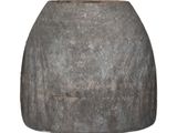 un grand vase gris posé sur une surface blanche