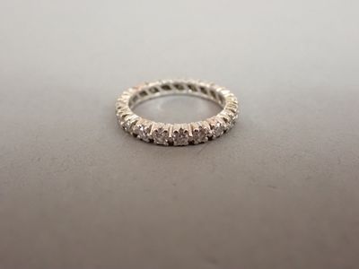 gros plan d'une bague en diamant sur une table