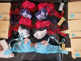 une boîte contenant des sous-vêtements et une paire de chaussures