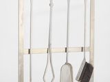 une image représentant un ensemble d'outils accrochés à un mur