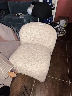 un fauteuil posé au milieu d'un salon