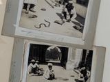 deux photos en noir et blanc représentant un homme et une femme jouant avec un serpent