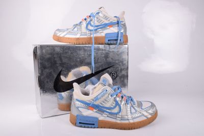 une boîte contenant une paire de chaussures