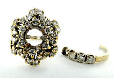 une photo d'une bague en diamant et d'une bague en or