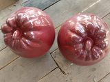 deux tomates rouges posées sur une table en bois