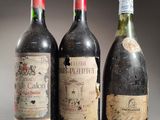 trois bouteilles de vin sont alignées sur une table