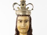 statue of a woman with a crown on top of her head