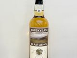 l'image d'une bouteille de whisky posée sur une table