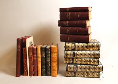 plusieurs livres empilés sur une surface blanche