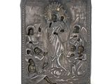 un plateau en argent orné d'une image de la Vierge à l'Enfant