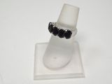 bague en argent sterling ornée de pierres noires sur une monture blanche