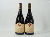 deux bouteilles de vin posées l'une à côté de l'autre sur une table