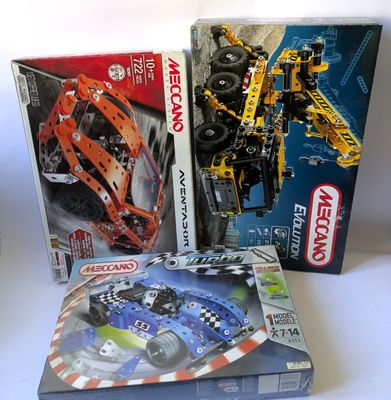 deux legos posés l'un à côté de l'autre sur une table