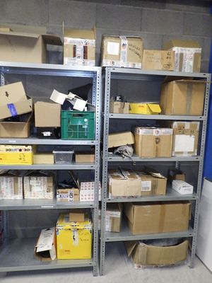 beaucoup de boîtes et de cartons sur les étagères de la pièce