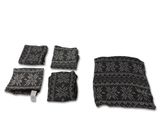 quatre pièces de tricot noir et blanc posées sur un fond blanc