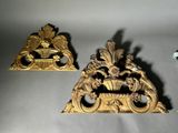 deux œuvres d'art posées sur une table
