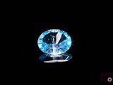 gros plan d'un diamant bleu sur une surface noire