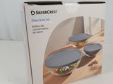 emballage pour un ensemble de bols en verre posé sur une table en bois