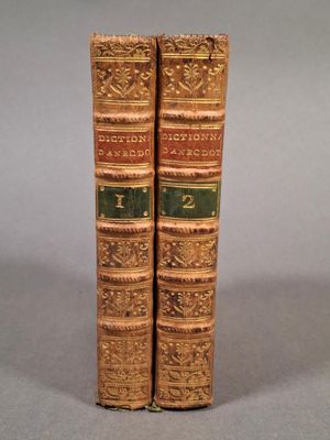 une paire de vieux livres posés l'un sur l'autre