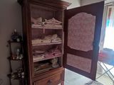 une armoire sur laquelle sont posés beaucoup de vêtements