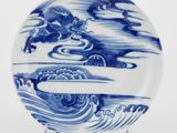 Assiette en porcelaine chinoise bleue et blanche représentant un dragon sur une vague