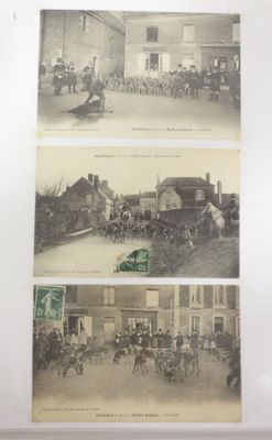 deux vieilles photos en noir et blanc représentant des personnes et des chevaux dans une ville