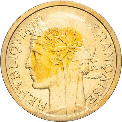 une image d'une pièce de monnaie en gros plan sur fond blanc