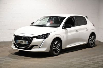 la voiture blanche est garée dans le garage sur le sol en damier