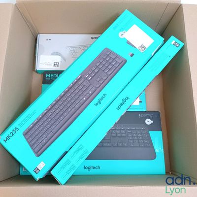 une boîte contenant un clavier et une souris