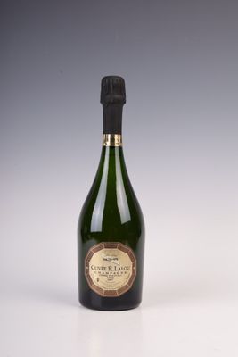 une bouteille de champagne posée sur une surface blanche