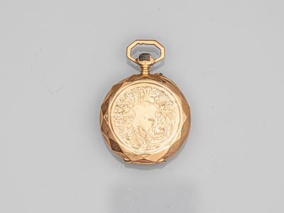 une vieille montre de poche en or, ornée d'une pièce de monnaie sur le cadran