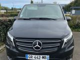 une Mercedes Classe V noire garée sur un parking