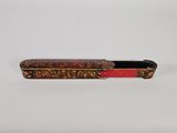 une image représentant un stylo rouge et doré avec un manche noir