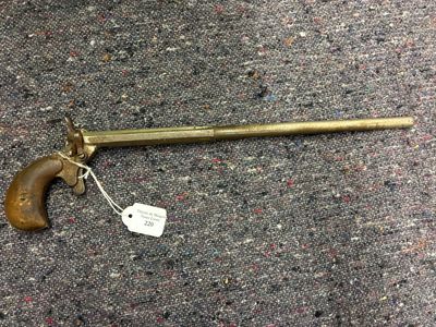 un pistolet posé par terre à côté d'un porte-clés