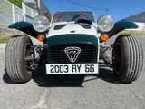 une voiture verte et blanche avec une plaque d'immatriculation