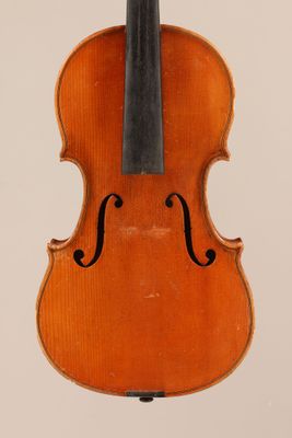 un vieux violon avec un archet sur fond blanc