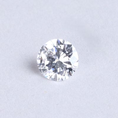 gros plan d'un diamant sur une surface blanche