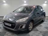 la voiture grise est garée dans le garage sur le sol en damier