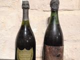 deux bouteilles de vin posées l'une à côté de l'autre sur une table