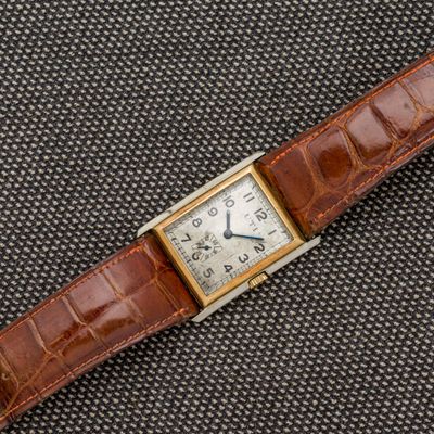 gros plan d'une montre-bracelet avec un bracelet en cuir marron