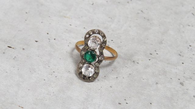 Bague en or 750%, et platine, sertie d’une pierre verte facettée 