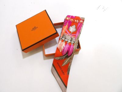 une boîte orange avec un ruban rose et une boîte rose et orange avec un ruban rose et orange