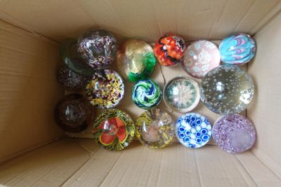 une boîte en carton remplie d'une multitude de perles de verre colorées