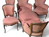 un ensemble de chaises et un canapé dans une pièce