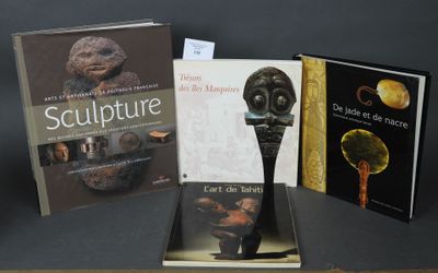 trois livres sont posés sur une table les uns à côté des autres
