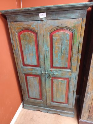 une vieille armoire en bois à deux portes, dans un coin